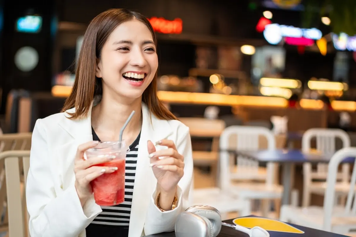 cantik bahagia tersenyum santai single mandiri minum jus
