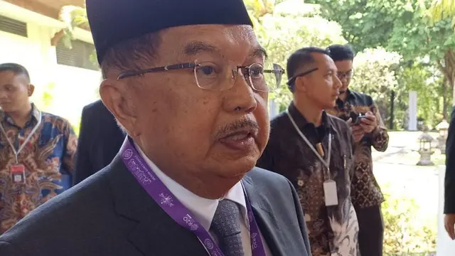 Mantan Wakil Presiden Indonesia Muhammad Jusuf Kalla menghadiri Forum R20 di Bali. (Liputan6.com/Radityo Priyasmoro)