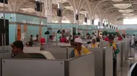 Jemaah Haji dalam proses imigrasi di Layanan Eyab di Bandara Prince Mohammed bin Abdulaziz, Madinah. Darmawan/MCh 2019