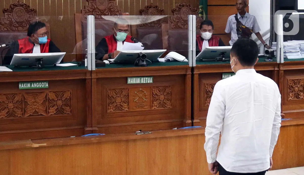 Terdakwa kasus pembunuhan Nofriansyah Yosua Hutabarat atau Brigadir J, Ricky Rizal saat menjalani sidang vonis di Pengadilan Negeri Jakarta Selatan, Selasa (14/2/2023). Majelis hakim menjatuhkan vonis 13 tahun penjara kepada Ricky Rizal. (Liputan6.com/Herman Zakharia)