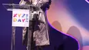 Musisi Sherly Sheinafia memegang piala saat menerima penghargaan best creator for music saat acara XYZ Day 2018 di The Hall Senayan City, Jakarta, Rabu (25/4). (Liputan6.com/Herman Zakharia)