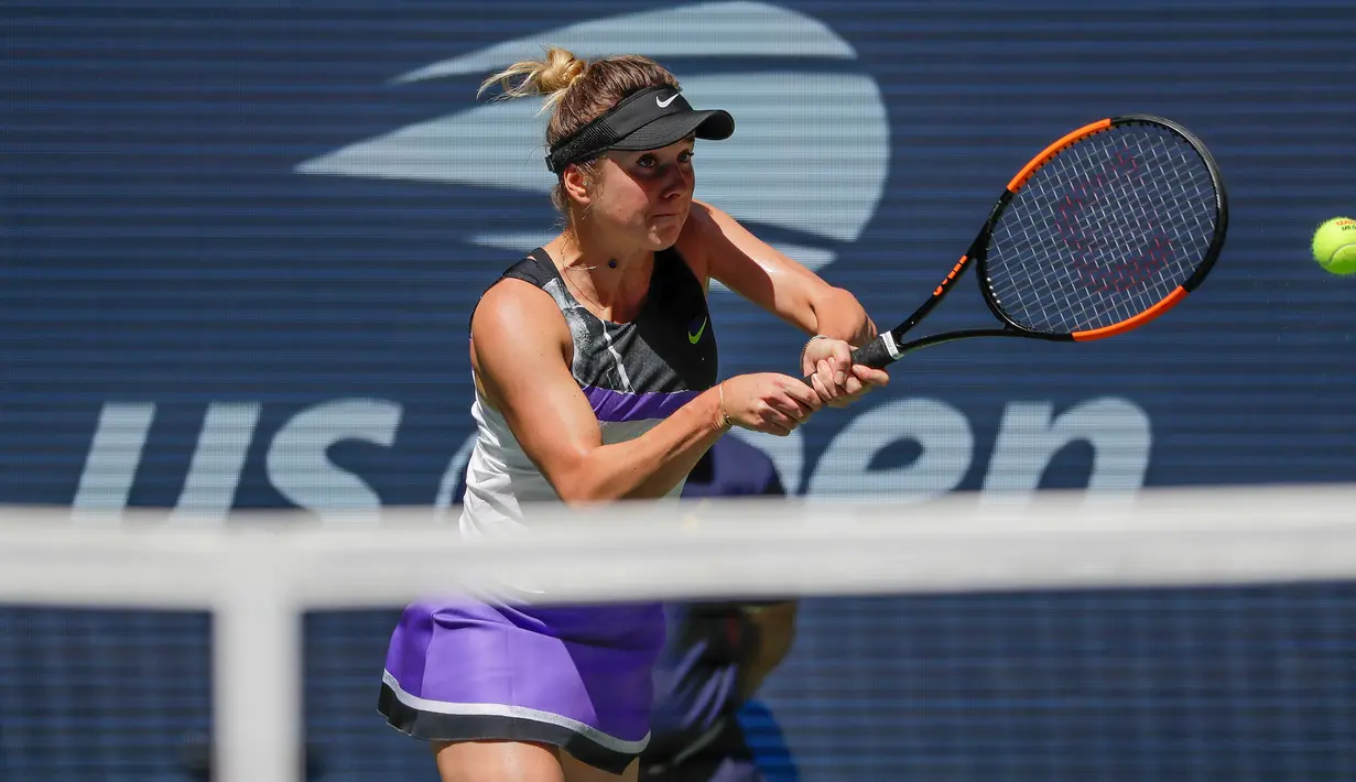 Petenis Ukraina, Elina Svitolina melakukan servis ke arah petenis Inggris, Johanna Konta pada perempat final AS Terbuka 2019 di Arthur Ashe Stadium, Selasa (3/9/2019). Elina Svitolina menjadi petenis perempuan Ukraina pertama yang melaju ke semifinal AS Terbuka. (AP/Frank Franklin II)