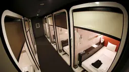 Deretan kamar kelas bisnis terlihat di First Hotel Cabin, Tokyo, Jepang (30/7/2015). Layanan kelas bisnis di Hotel First Cabin menawarkan interior yang unik dan nyaman. (Reuters/Toru Hanai)