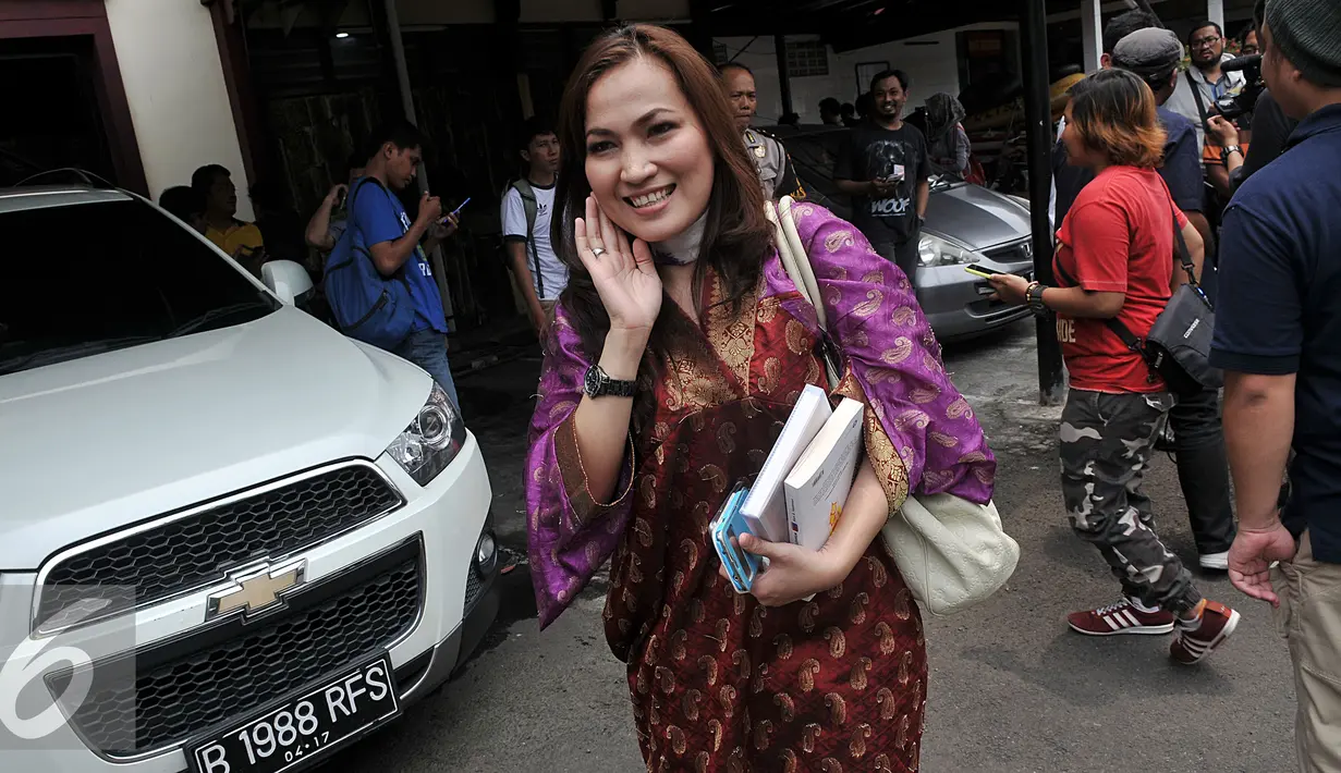 Komisioner KPAI, Erlinda usai memberikan keterangan Pers terkait Kasus Saiful Jamil, di Polsek, Kelapa Gading, Jakarta Utara, Jumat (19/2). Dalam keterangannya KPAI mendesak agar Saipul minta maaf terbuka. (Liputan6.com/Johan Tallo)