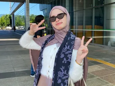 Melalui akun Instagram, Inara Rusli tampak mengunggah momen selama berada di Korea Selatan. Dirinya berkunjung ke Korea Selatan guna memenuhi undangan untuk ikut dalam kampanye kebaikan. (Liputan6.com/IG/@mommy_starla)