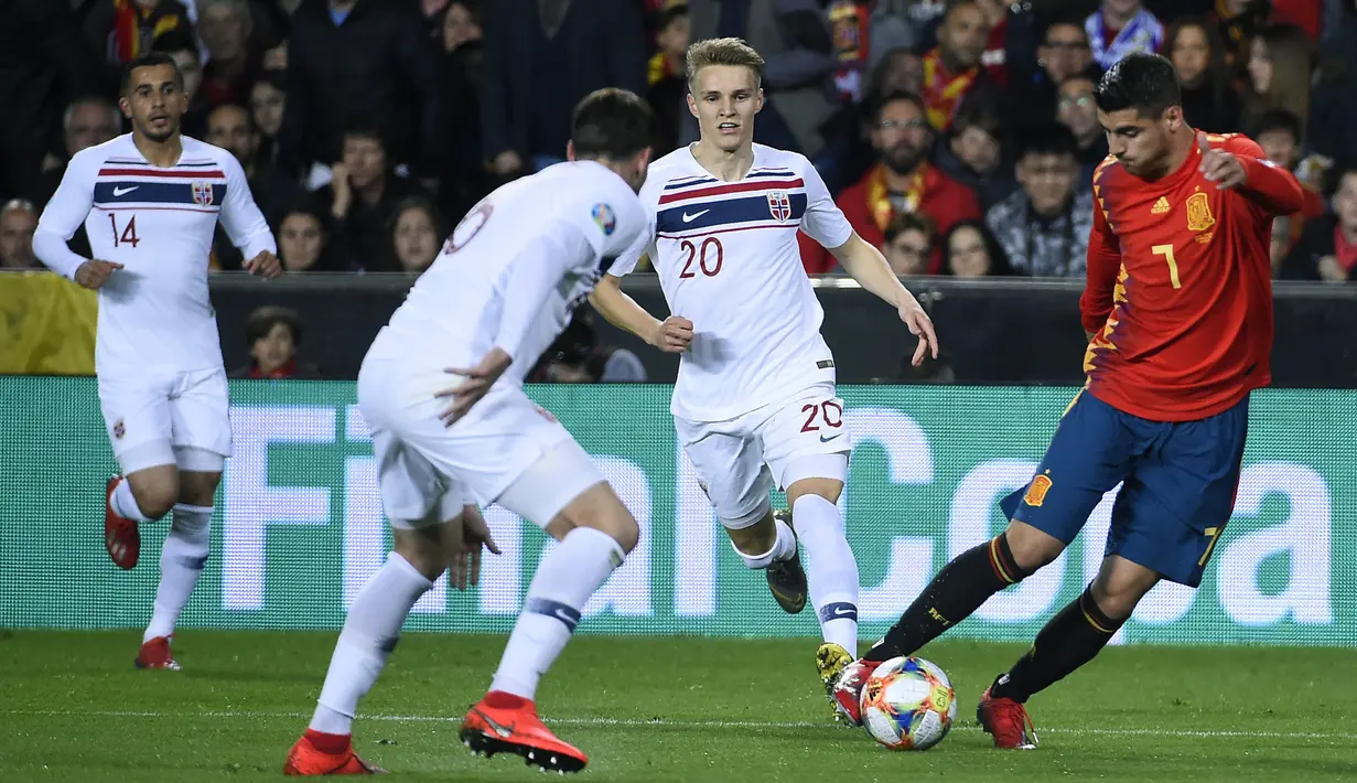 Striker Spanyol, Alvaro Morata, berusaha melepaskan tendangan ke gawang Norwegia pada laga Kualifikasi Piala Eropa 2020 di Stadion Mestalla, Valencia, Sabtu (23/3). Spanyol menang 2-1 atas Norwegia. (AFP/Jose Jordan)