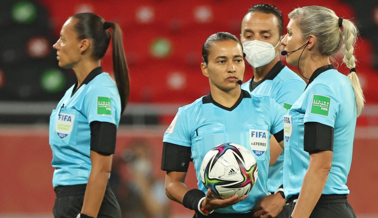Ketiga wanita itu memimpin pertandingan dengan sangat baik, di mana Al Duhail menjadi pemenang dalam laga tersebut dengan hasil 3-1 kontra klub Korea Selatan, Ulsan Hyundai. (AFP/Karim Jaafar)