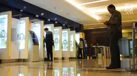 Nasabah melakukan transaksi di ATM Mandiri, Jakarta, Senin (29/4/2019). Kinerja Kuartal I 2019 Bank Mandiri  menyebutkan penyaluran kredit perseroan tumbuh 12,4 persen secara year on year (YoY) menjadi Rp 790,5 triliun. (Liputan6.com/Angga Yuniar)