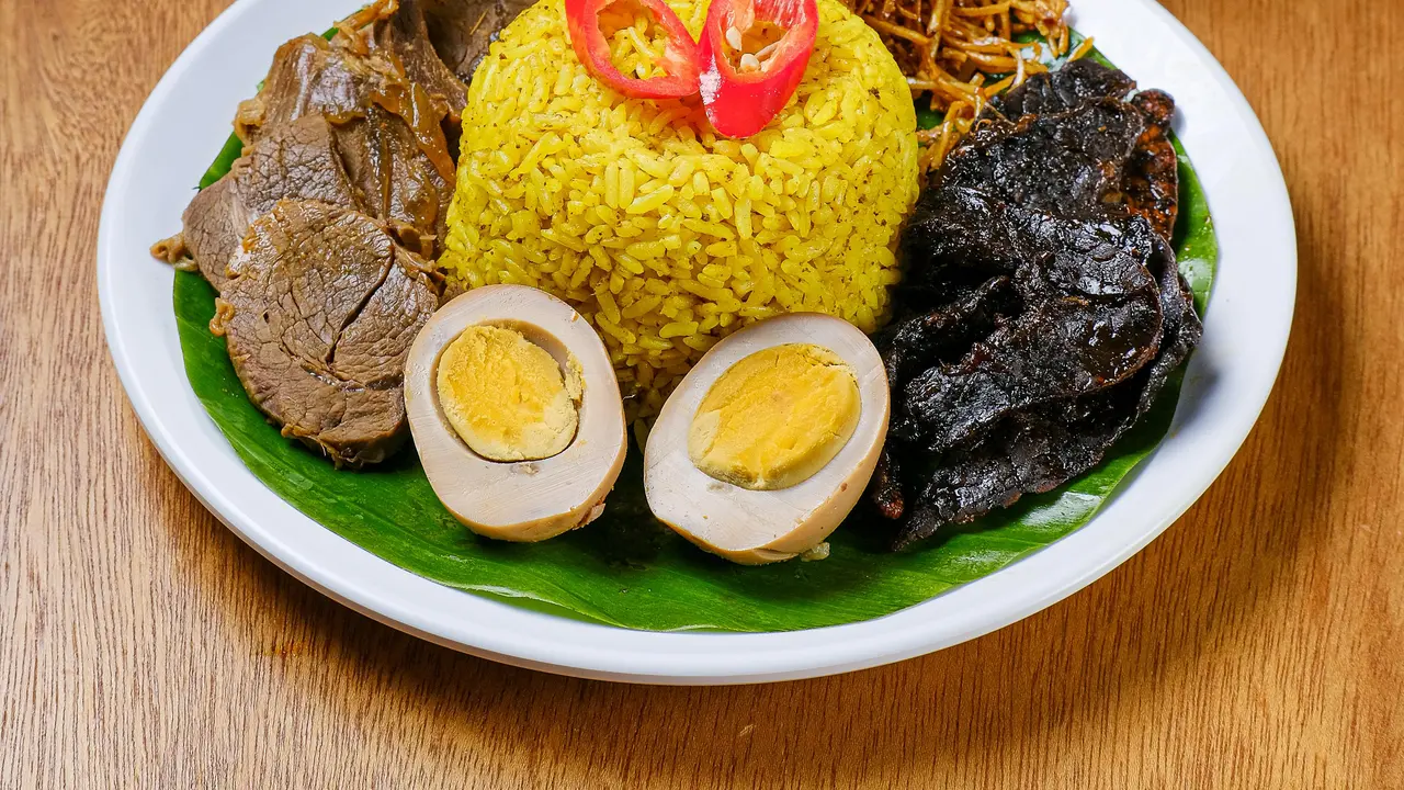 Makanan Khas Indonesia dan Asalnya. ilustrasi nasi kuning