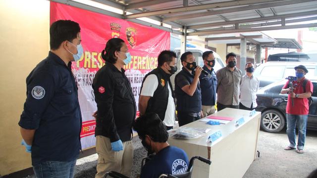 Pelaku (duduk di kursi roda) Ditembak Kaki Kanannya, Karena Kabur Dan Melawan Polisi Saat Ditangkap. (Selasa, 13/07/2021). (Dokumentasi Polres Lebak).