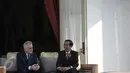 Presiden Jokowi dan Presiden Republik Serbia, Tomislav Nikolic berbincang di halaman belakang Istana Merdeka, Jakarta, Rabu (27/4). Pertemuan keduanya untuk meningkatkan komitmen kerjasama antara Indonesia dan Serbia  (Liputan6.com/Faizal Fanani)