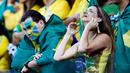 Suporter Brasil tampak lesu usai ditaklukkan Jerman pada laga semifinal Piala Dunia 2014 di Stadion The Mineirao (8/7/2014). Jerman menang 7-1 atas Brasil. (AFP/Adrian Dennnis)