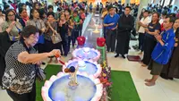 Umat Buddha menuangkan air di atas patung Buddha saat perayaan Hari Raya Waisak di Vihara Buddha Sakyamuni di Banda Aceh pada 4 Juni 2023. (AFP/CHAIDEER MAHYUDDIN)