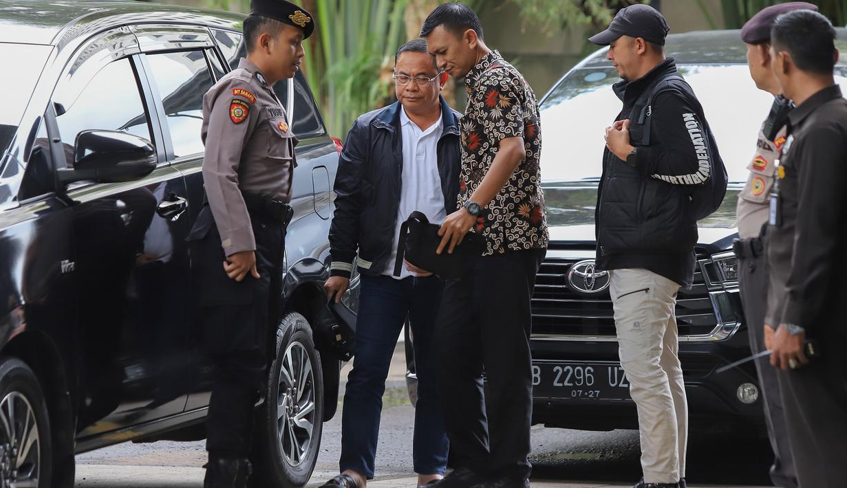 Sudewo dibawa untuk menjalani pemeriksaan lanjutan setelah terjaring dalam operasi tangkap tangan terkait dugaan korupsi pengisian jabatan perangkat desa di Kabupaten Pati, Jawa Tengah. Tampak dalam foto, Bupati Pati, Sudewo (kedua kiri) dikawal petugas setibanya di Gedung Merah Putih Komisi Pemberantasan Korupsi (KPK), Jakarta, Selasa (20/1/2026). (merdeka.com/Arie Basuki)
