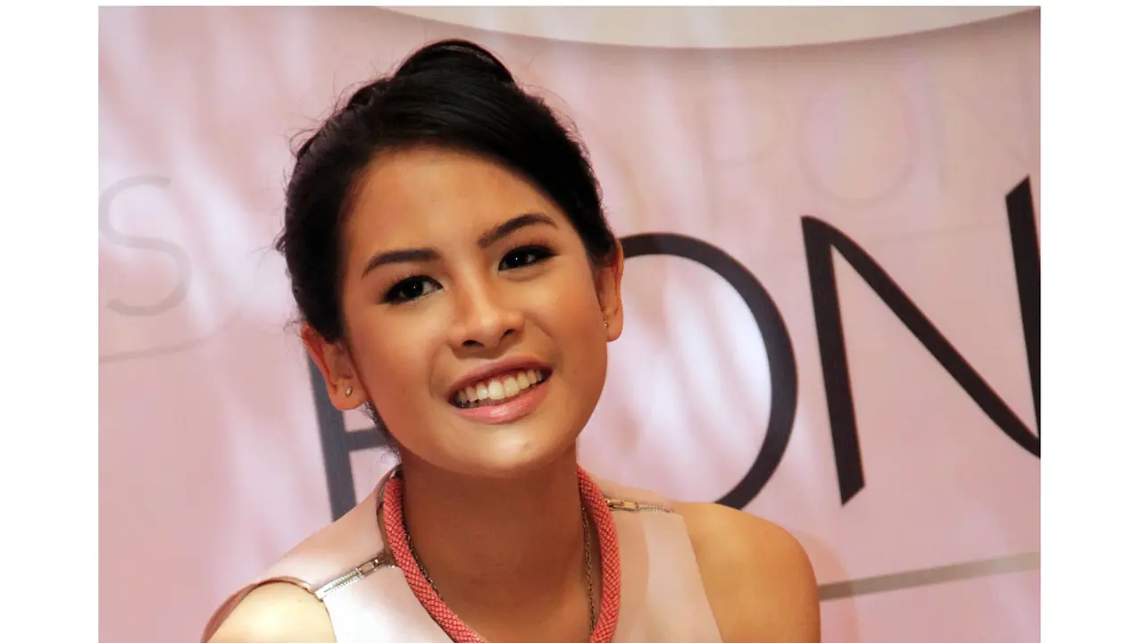 Gaya Casual Maudy Ayunda