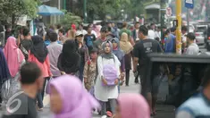 Sejumlah Wisatawan saat berjalan di kawasan pendestrian Jalan Malioboro, Yogyakarta, Sabtu (9/7). Libur lebaran, Jalan malioboro di dominasi wisatawan dari luar kota. (Liputan6.com/Boy Harjanto)