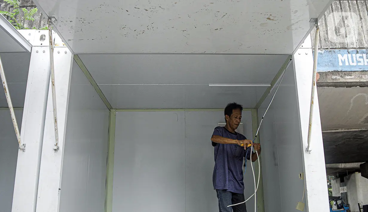 Seorang pekerja memasang kios untuk pedagang kaki lima (PKL) di atas trotoar usai direvitalisasi di kawasan Tugu Proklamasi, Menteng, Jakarta Pusat, Jumat (30/12/2022). Sebanyak 92 kios bongkar pasang dengan luas masing-masing 2x2 meter ini diperuntukkan bagi pedagang makanan agar lebih tertata rapi. (Liputan6.com/Faizal Fanani)