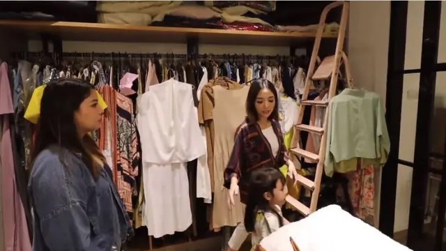 Mengintip Kamar Gisel, Tempat Bajunya Luas dan Lengkap Seperti Butik