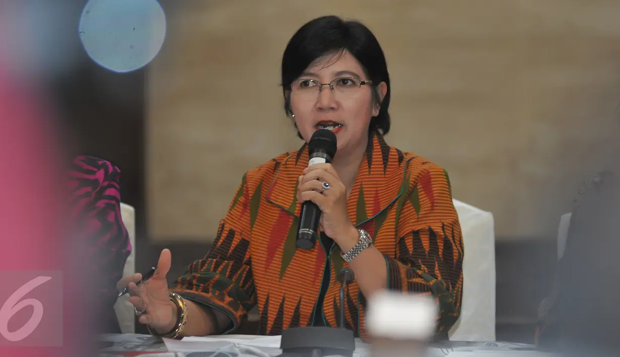 Ketua Pansel KPK, Destry Damayanti memberikan keterangan pers di Gedung Utama Sekretariat Negara, Jakarta, Sabtu (4/7/2015). Pansel KPK mengumumankan sebanyak 194 pendaftar yang lolos seleksi tahap awal. (Liputan6.com/Herman Zakharia)
