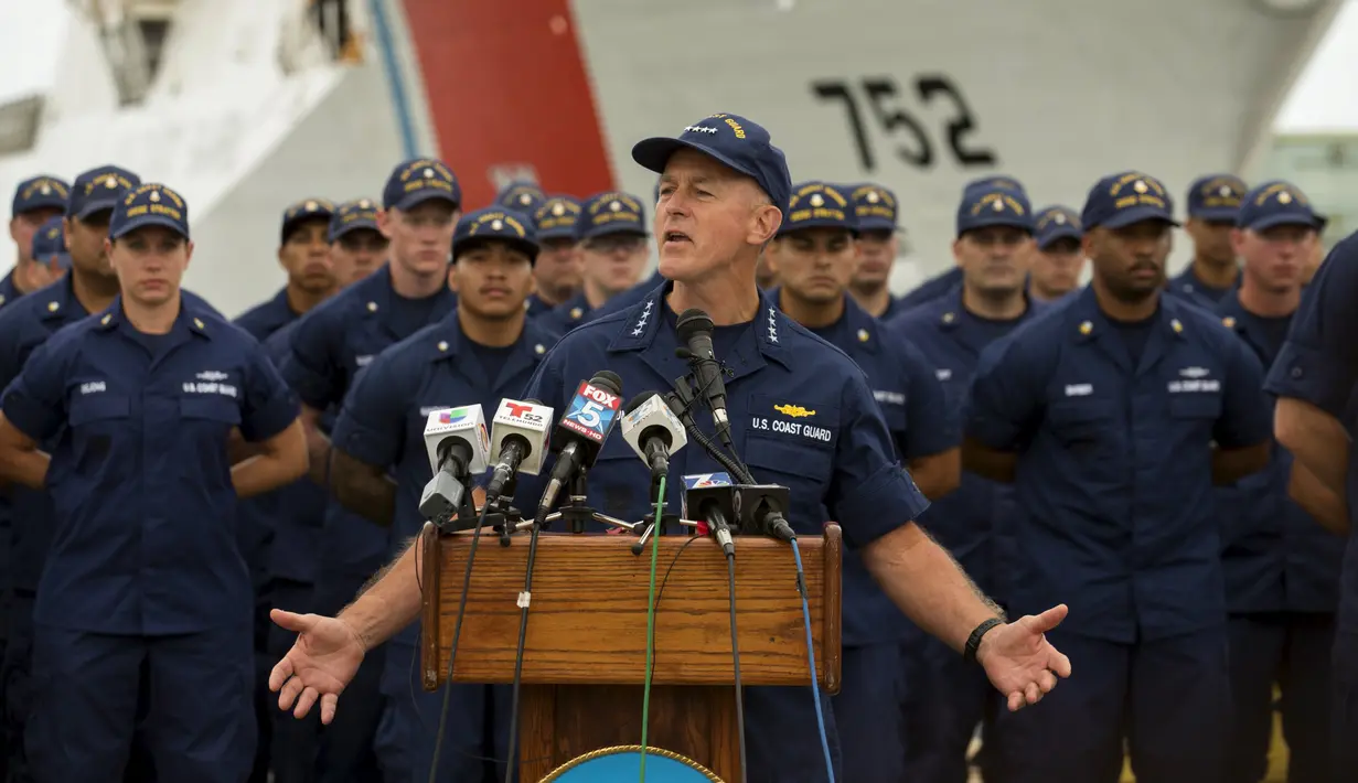 Komandan US Coast Guard, Laksamana Paul Zukunft saat berbicara di depan awak media, di California, Senin (10/8/2015). US Coast Guard  berhasil menyita 33 ton kokain senilai sekitar Rp 13 triliun lebih di timur Samudera Pasifik. (REUTERS/Mike Blake)