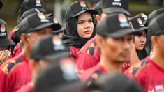 Petugas penyelenggara pemilihan kepala daerah (Pilkada) Gubernur dan Wakil Gubernur Aceh serta Wali Kota dan Wakil Wali Kota Banda Aceh mengikuti Apel Akbar di lapangan Blangpadang, Banda Aceh, Aceh, Sabtu (9/11/2024). (CHAIDEER MAHYUDDIN/AFP)
