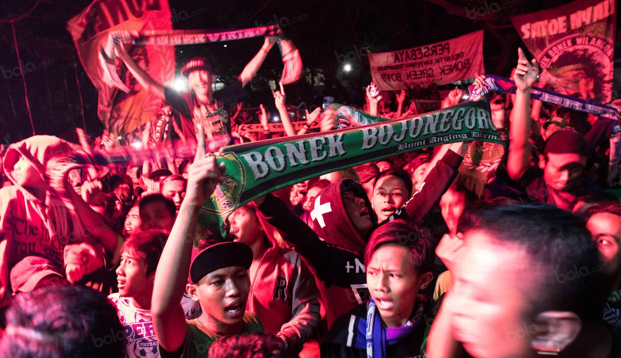Ratusan suporter Persebaya Surabaya, Bonek, berkumpul di GOR Pajajaran Bandung, Jawa Barat, Sabtu (7/1/2017). Bonek berkumpul untuk memastikan janji PSSI soal Persebaya. (Bola.com/Vitalis Yogi Trisna)
