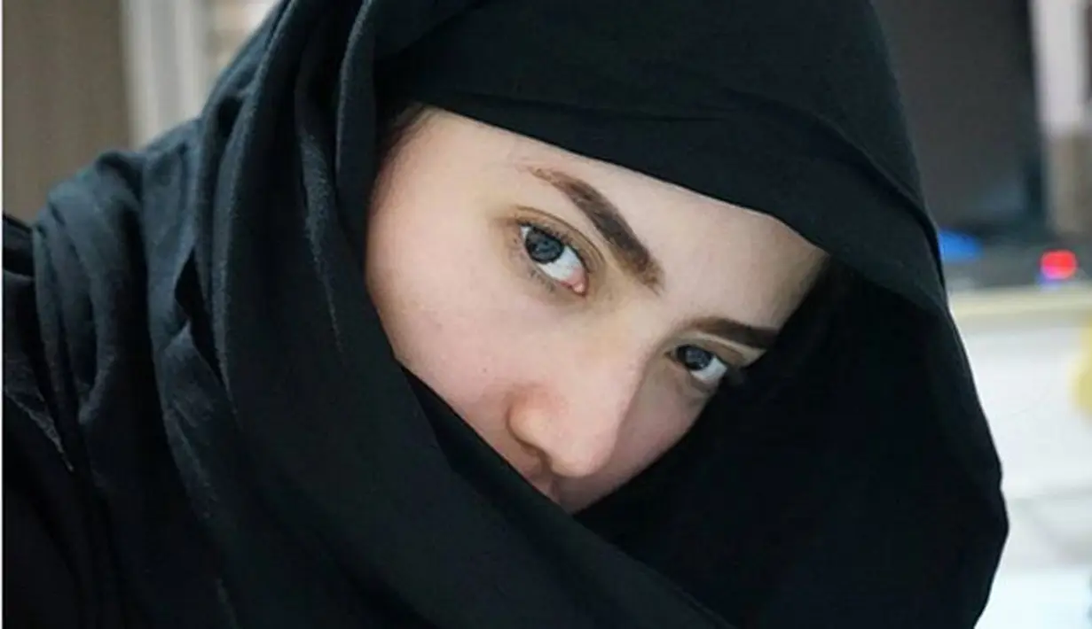 Sejak meninggalnya istri kedua penyanyi religi Opick, rame menjadi perbicangan ada istri ketiga. Perempuan bercadar yang di belakang Opick saat pemakaman Wulan Mayangsari diduga istri ketiganya. (Instagram/yuliast_mochamad)