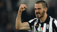 Bek Juventus, Leonardo Bonucci, merayakan gol yang dicetaknya ke gawang Lazio pada laga Serie A di Stadion Juventus, Italia, Sabtu (18/4/2016). (AFP/Marco Bertorello)