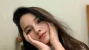 Selebgram yang memiliki lebih dari 600 ribu followers memang gemar berpose topang dagu. Saat ia menopang dagu, gaya penampilan dari Rhesma Anissa ini banjir pujian dari netizen. Aura kecantikannya sangat terpancarkan ketika berpose imut seperti ini. (Liputan6.com/IG/@rhesmanissa_)