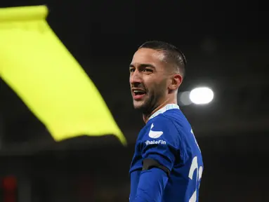 Reaksi kecewa pemain Chelsea, Hakim Ziyech saat melawan Nottingham Forest pada laga lanjutan Liga Inggris di Stadion The City Ground, Nottingham, 1 Januari 2023. Ziyech gagal pindah ke Paris Saint-Germain pada musim 2023 karena masalah dokumen. The Blues mengirim dokumen yang salah, bahkan sebanyak tiga kali ke Operator Liga Prancis (LFP). (AFP/Paul Ellis)