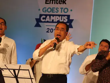 Menhub Budi Karya Sumadi (tengah) saat bernyanyi bersama para dosen pengajar selama Emtek Goes to Campus (EGTC) 2017 di Universitas Gadjah Mada, Yogyakarta, Selasa (31/10). Menhub membawakan Satu Lagu di acara tersebut. (Liputan6.com/Helmi Afandi)