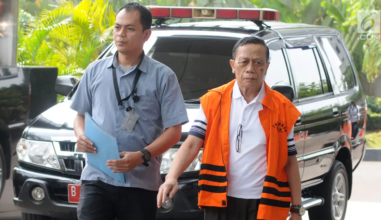 Anggota Komisi IX DPR Amin Santono saat akan menjalani pemeriksaan lanjutan di Gedung KPK, Jakarta, Senin (30/7). Pemeriksaan untuk melengkapi berkas terkait dugaan suap Dana Perimbangan Keuangan Daerah pada APBN-P TA 2018. (Merdeka.com/Dwi Narwoko)
