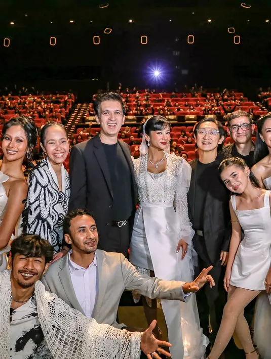 Dengan kebaya modifikasi ini, Fanny Ghassani benar-benar terlihat seperti seorang pengantin. Kombinasi busana yang elegan dan tata rias yang sempurna menjadikan penampilannya malam itu menuai banyak pujian dari netizen.  [@fannyghassani].