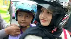 Satlantas Polres Ponorogo melakukan razia unik. Polisi mengincar pengendara yang membonceng anak tanpa menggunakan helm. Bukannya ditilang, anak-anak itu malah mendapat helm gratis jika hafal menyebutkan Pancasila.