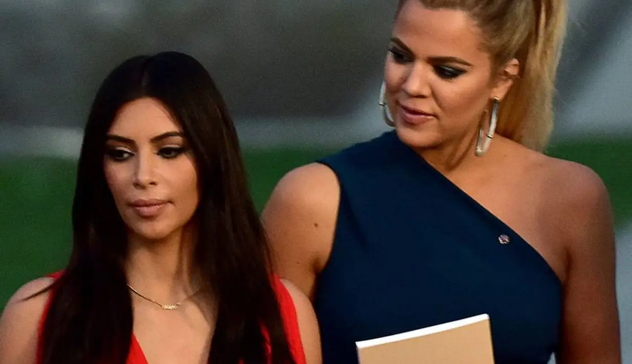 Kendati demikian keluarga tak miliki pilihan lain selain mendukung Khloe Kardashian. (Evening Standard)