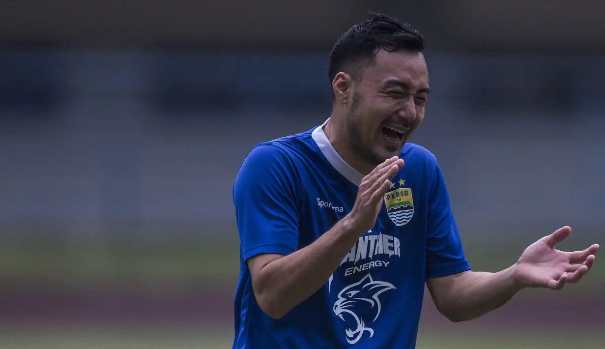 Gelandang Persib, Shohei Matsunaga, bertepuk tangan saat latihan di Stadion GBLA, Jawa Barat, Kamis (20/7/2017). Persib bersiap menghadapi Persija pada laga Liga 1. (Bola.com/Vitalis Yogi Trisna)