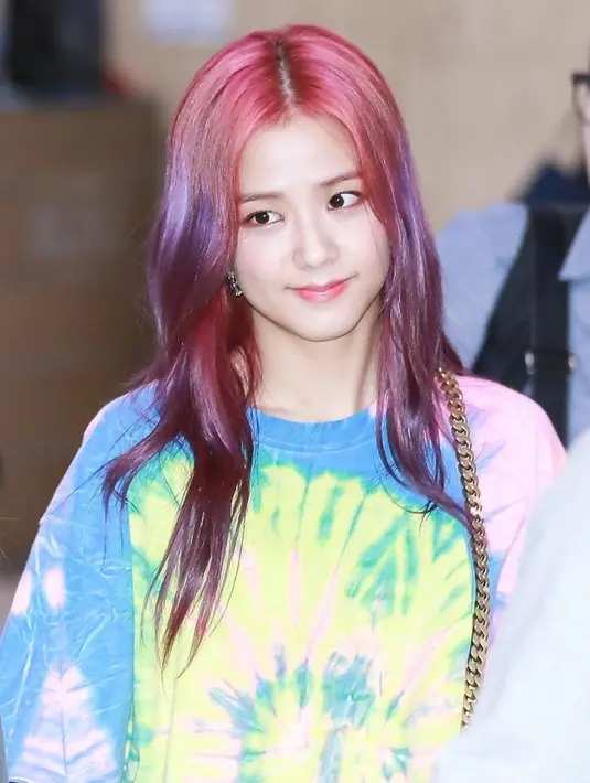 Jisoo pernah mewarnai rambutnya menjadi ombre ungu.  Warnanya ungu di bagian bawah, dan di bagian atas berwarna merah pekat. Dan sedikit highlight biru.(@sooyaaa__)