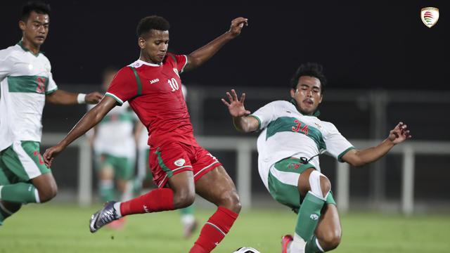 Bek Timnas Indonesia, Nurhidayat Haris (kanan), saat berhadapan dengan Oman di Dubai, Uni Emirat Arab (UEA).