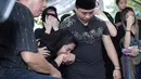 Iring-iringan mobil jenazah memasuki TPU Jeruk Purut Jakarta Selatan, Senin (7/11) siang. Sekitar pukul 12.45 jenazah tiba di peristirahatan terakhirnya. (Galih W. Satria/Bintang.com)