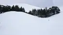 Pemandangan umum menunjukkan pohon-pohon yang tertutup salju di cagar hutan cedar, juga dikenal sebagai Cedars of God, dekat kota Bcharre di gunung Lebanon di utara ibu kota Beirut (22/2/2022).(AFP/Ibrahim Calhoub)