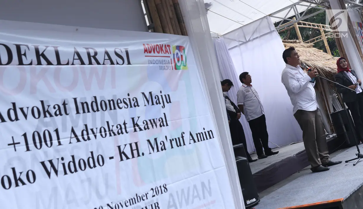 Ketua Umum Advokat Indonesia Maju, Sandi E Situngkir saat mendeklarasikan dukungan kepada Calon Presiden/Wakil Presiden Joko Widodo-Ma'ruf Amin di Jakarta, Jumat (30/11). Mereka bertekad menangkal hoax. (Liputan6.com/Helmi Fithriansyah)