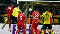 Bek Borussia Dortmund, Mats Hummels, ketika menyundul bola yang berujung gol ke gawang Liverpool, pada pertandingan leg pertama perempat final Liga Europa, di Signal Iduna Park, Kamis atau Jumat (8/4/2016) dini hari WIB. (AFP/Odd Andersen). 