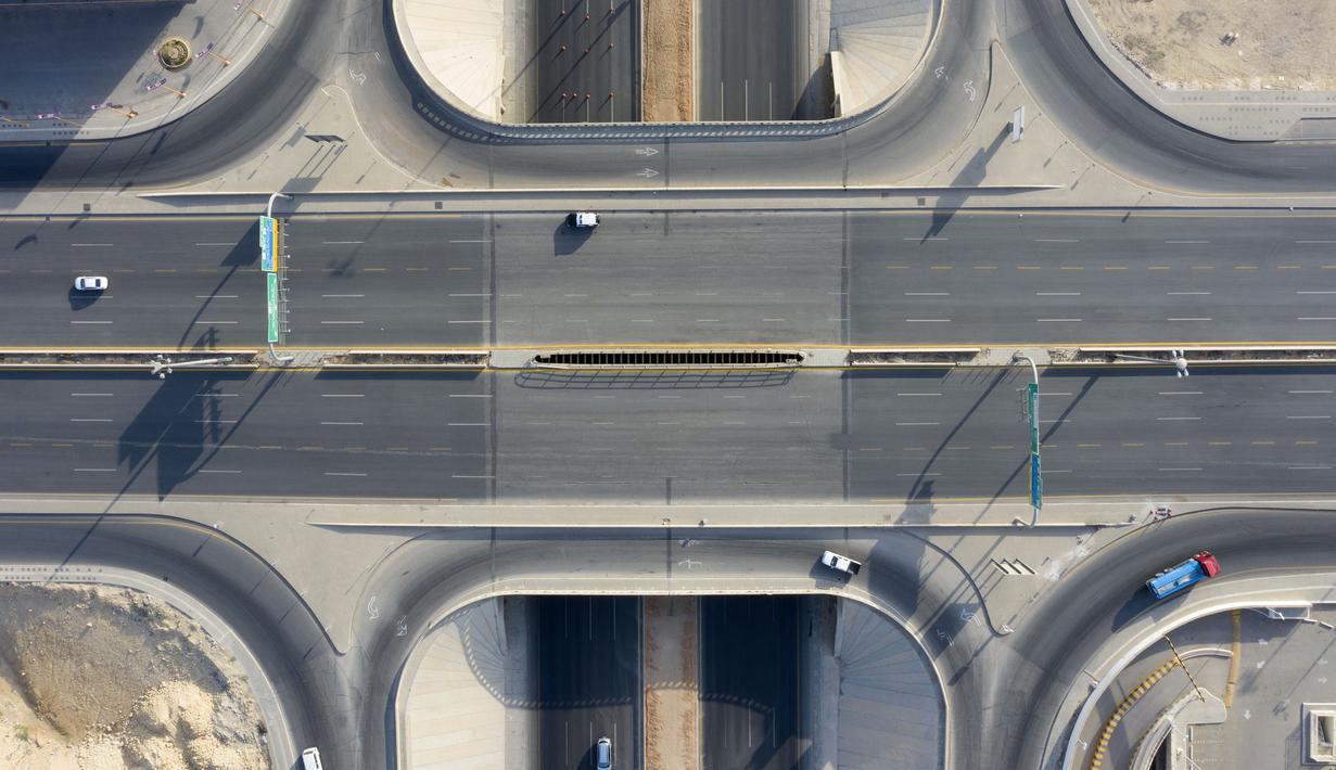 Pandangan udara menunjukkan jalan layang yang hampir sepi karena pandemi COVID-19 pada hari pertama perayaan Idul Fitri di ibu kota Saudi, Riyadh, Senin (24/5/2020).  Arab Saudi memberlakukan jam malam 24 jam selama lima hari libur Hari Raya Idul Fitri 1441 H dari 23 Mei 2020. (FAISAL AL-NASSER/AFP)