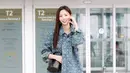 Chae Soobin mengenakan jaket denim cargo barn dengan rok micro tennis yang elastis, tas mini bucket kanvas berlapis monogram T, dan sepatu kets destiny saat di bandara Incheon. [Tory Burch]