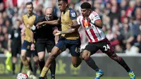 Penyerang Arsenal, Alex Iwobi, saat berduel dengan bek Sunderland, DeAndre Yedlin, Minggu (24/4/2016). (Graham Stuart / AFP)