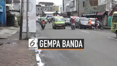 Gempa magnitudo 7,7 terjadi di wilayah laut Banda. Gempa juga bisa dirasakan di kota Ambon, Maluku. Warga terlihat tenang walau sempat merasakan gempa.