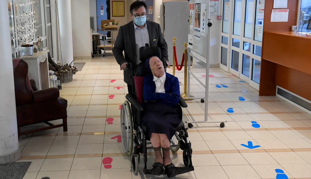 Lucile Randon atau Suster Andre, warga negara Prancis dan orang tertua di Eropa, duduk di atas kursi roda, di Toulon, Rabu (10/2/2021). Suster Andre didapuk sebagai orang tertua kedua di dunia dan pertama di Eropa yang masih hidup menurut Gerontology Research Group. (NICOLAS TUCAT/AFP)