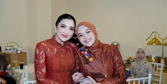 Ashanty dan Aurel Hermansyah terlihat kompak saat kondangan bareng keluarga dengan kebaya merah [@ashanty_ash]
