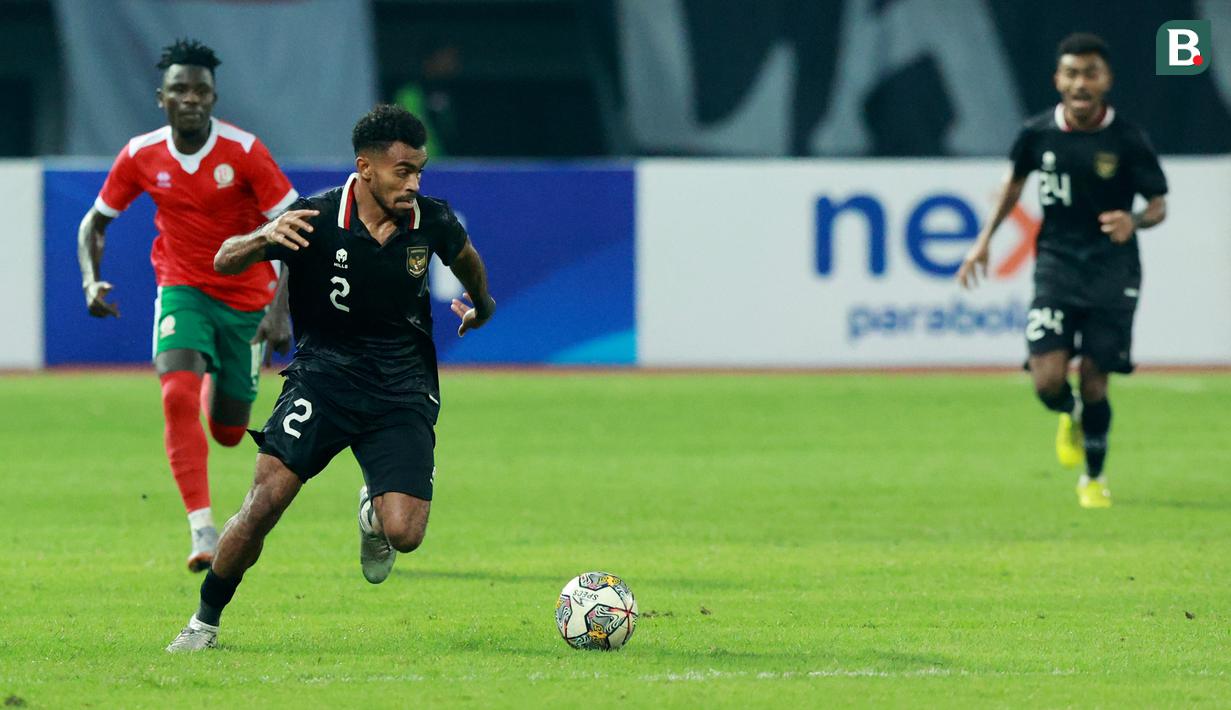 Pemain Timnas Indonesia, Yakob Sayuri, menggiring bola saat melawan Burundi pada pertandingan kedua FIFA Matchday di Stadion Patriot Candrabhaga, Bekasi, Selasa (28/3/2023). Yakob mengisi pos sayap kanan sementara Yance ada di belakangnya, di pos fullback kanan. (Bola.com/M Iqbal Ichsan)