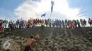 Nelayan membuat barisan saat menduduki Pulau G hasil reklamasi Teluk Jakarta, Minggu (17/4/2016). Penyegelan Pulau G sebagai bentuk penolakan kebijakan reklamasi Pemerintah Provinsi DKI Jakarta. (Liputan6.com/Yoppy Renato)
